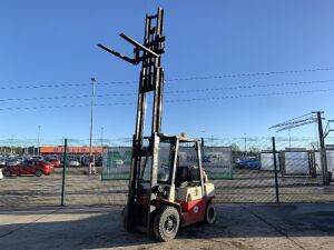 UNRESERVED 2001 Nissan 25 2T Gas Forklift