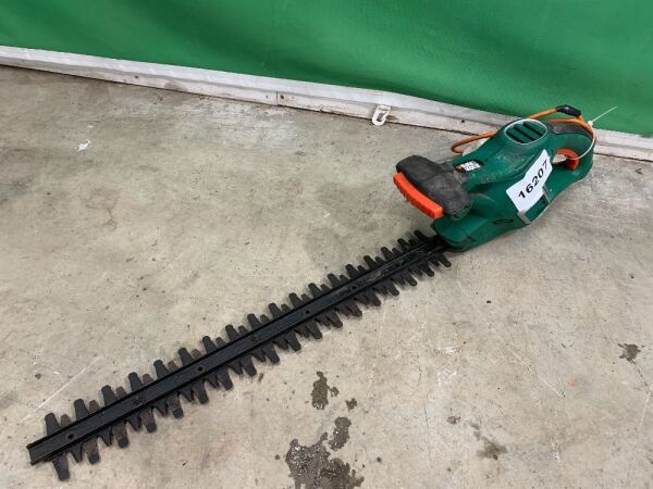 UNRESERVED Black & Decker Hedge Clippers