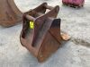 24" Digging Bucket c/w Toe Plate (65mm Pins) (10-14T) - 5