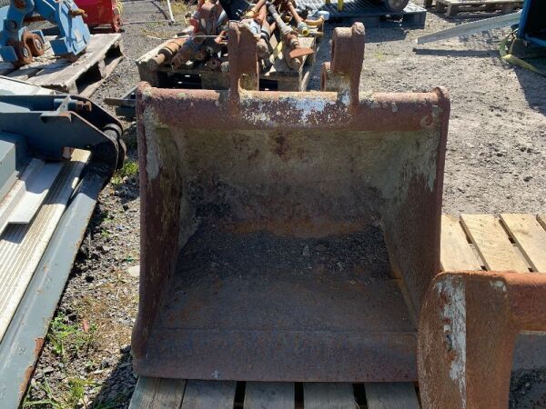 UNRESERVED 2FT Digging Bucket