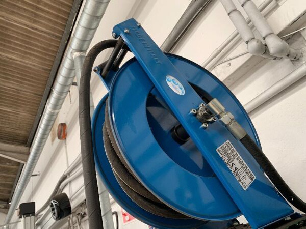 UNRESERVED Retractable Oil Hose Reel