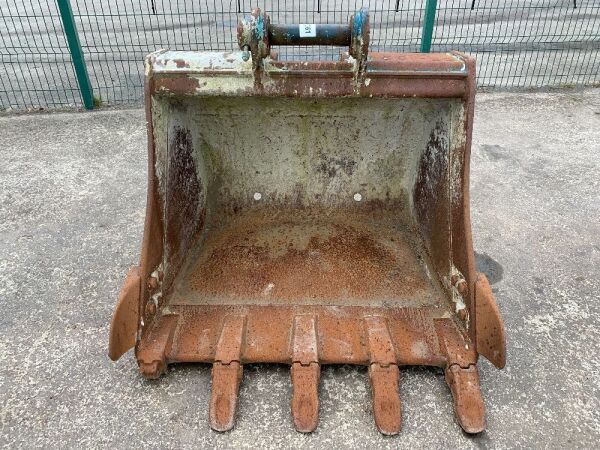 UNRESERVED 3.5FT Digging Bucket (60mm Pins)