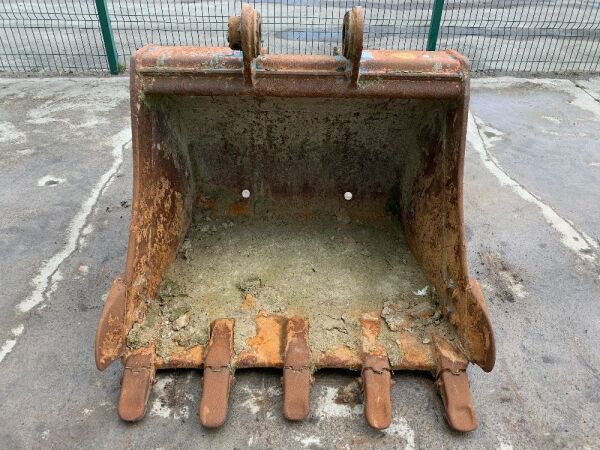 UNRESERVED 3.5FT Digging Bucket (65mm Pins)