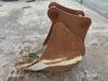 UNRESERVED Hand 1FT Trench Bucket (45mm Pins) - 2