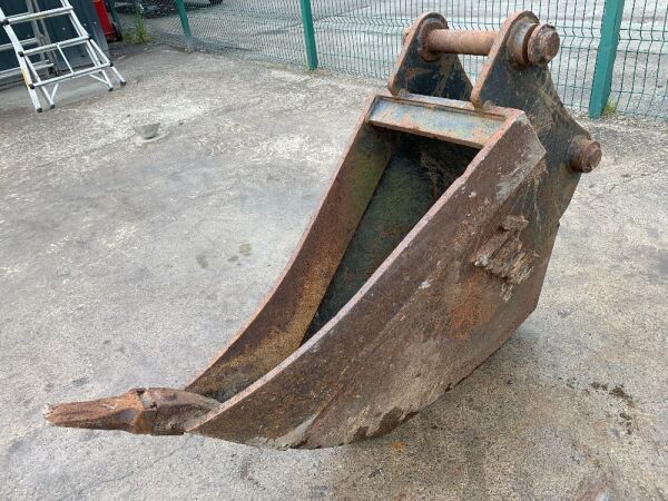 UNRESERVED Tighe V Drain Bucket (40mm Pins)