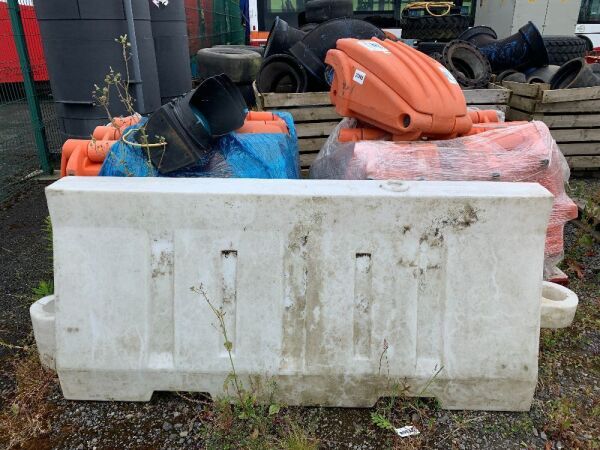 UNRESERVED Traffic Light Boxes, Traffic Light Head & Barrier