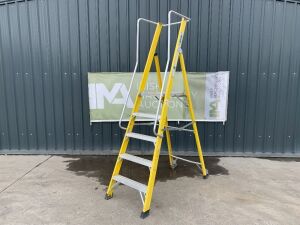 UNRESERVED Clow 1.39M 5 Step Fibreglass Podium Ladder