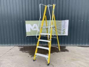 UNRESERVED Clow 1.39M 5 Step Fibreglass Podium Ladder