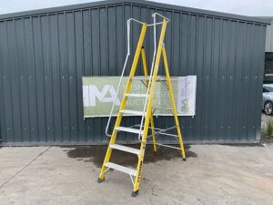 UNRESERVED Clow 1.68M 6 Step Fibreglass Platform Ladder