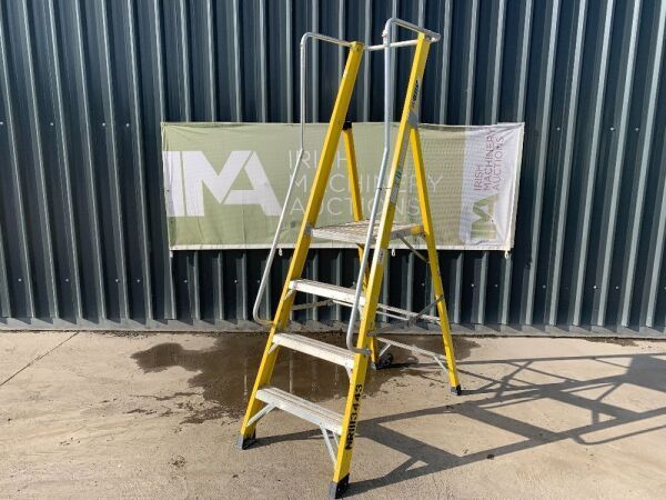 UNRESERVED Clow 1.13M 4 Step Fibreglass Platform Ladder