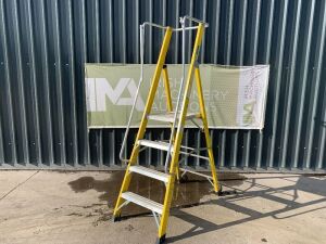 UNRESERVED Clow 1.13M 4 Step Fibreglass Platform Ladder