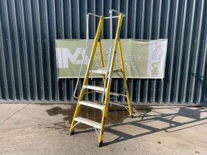 UNRESERVED Clow 1.13M 4 Step Fibreglass Platform Ladder