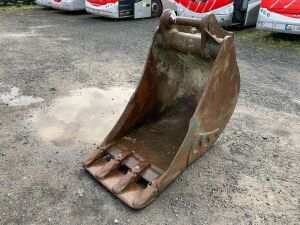 UNRESERVED 2.5FT Digging Bucket (70mm Pins)