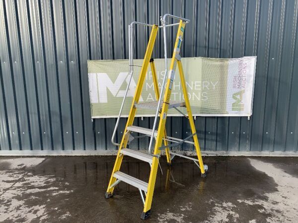 UNRESERVED Clow 4 Step 1.13M Podium Ladder