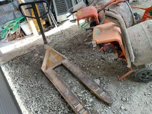 UNRESERVED Yellow Pallet Truck