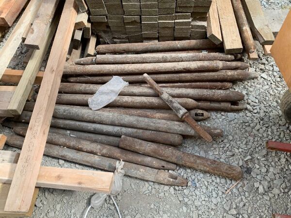UNRESERVED Quantity Of Metal Building Rods