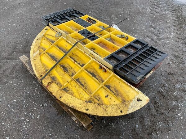 UNRESERVED Pallet Of Plate/Road Bumps