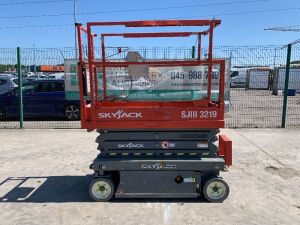 UNRESERVED 2014 Skyjack SJ-III 3219 Electric Scissors Lift