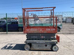 UNRESERVED 2014 Skyjack SJ-III 3219 Electric Scissors Lift