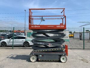 UNRESERVED 2014 Skyjack SJIII-3226 Electric Scissors Lift