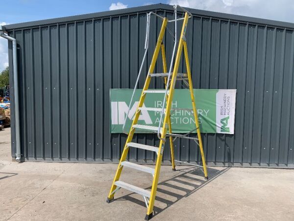 UNRESERVED Clow 7 Step Fibreglass Podium Ladder