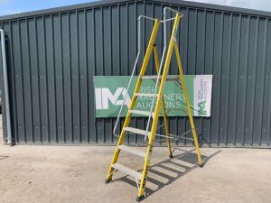 UNRESERVED Clow 6 Step Fibreglass Podium Ladder