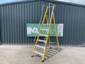 UNRESERVED Clow 6 Step Fibreglass Podium Ladder