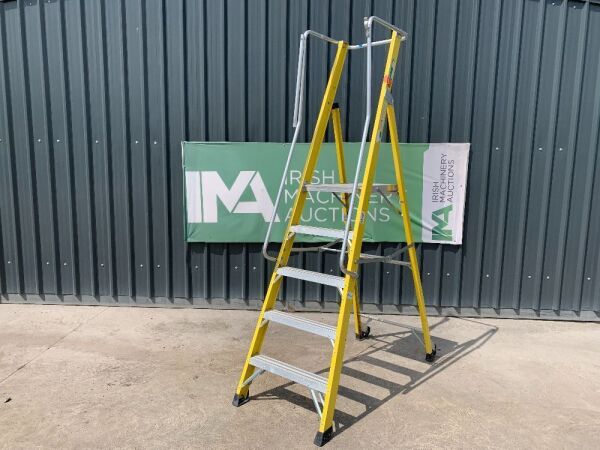 UNRESERVED Clow 5 Step Fibreglass Podium Ladder