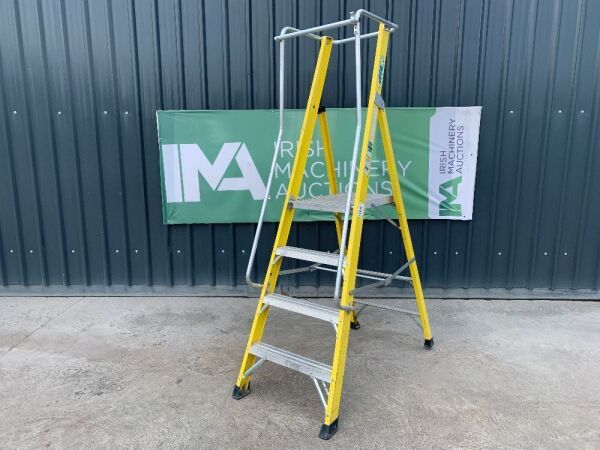 UNRESERVED Clow 4 Step Fibreglass Podium Ladder