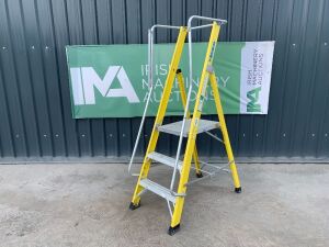 UNRESERVED Clow 3 Step Fibreglass Podium Ladder