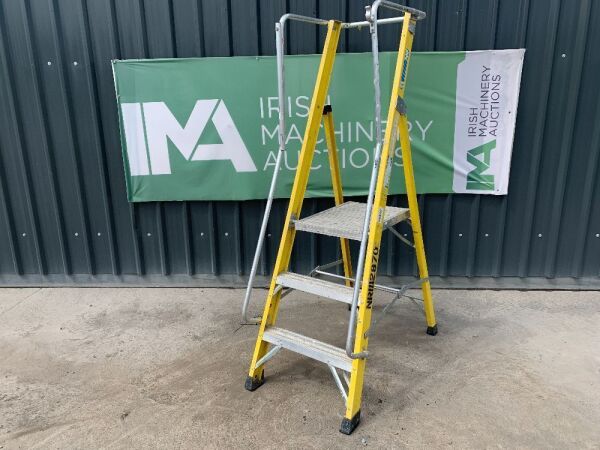 UNRESERVED Clow 3 Step Fibreglass Podium Ladder