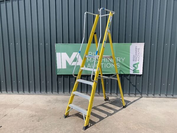 UNRESERVED Clow 5 Step Fibreglass Podium Ladder