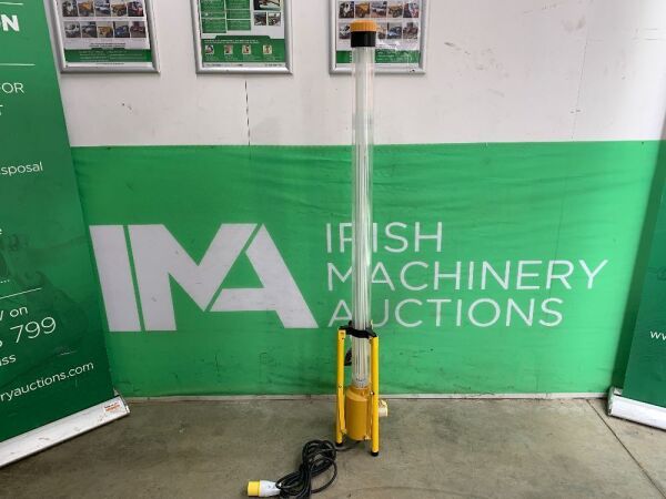 UNRESERVED 4FT 110V Fluorescent Tripod Light