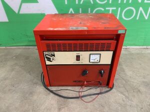 UNRESERVED Davenset Battery Charger