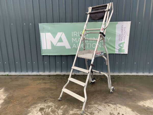 UNRESERVED 1M Podium Ladder