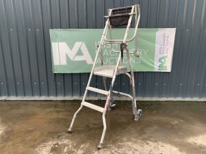 UNRESERVED 1M Podium Ladder