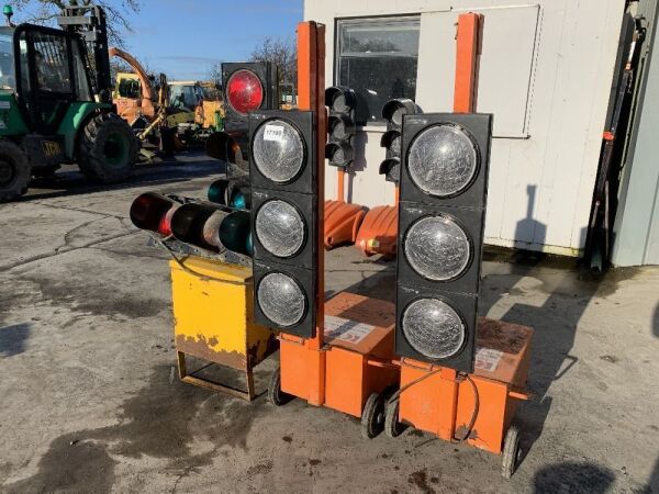 UNRESERVED 3x Traffic Light Bases c/w 4x Traffic Light Heads