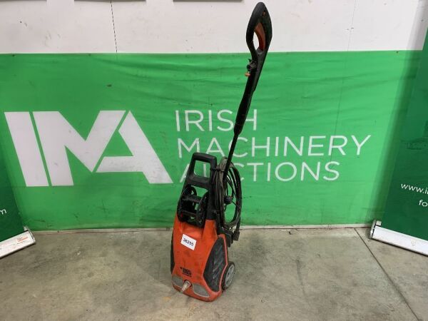 UNRESERVED Black & Decker PW1700 220v Power Washer c/w Hose & Lance