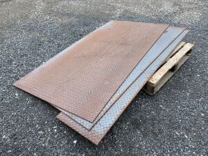 3 x Metal Chequered Road Plates