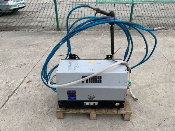 FIMIS Single Phase 100 Bar Power Washer c/w 10M Lance & Hose