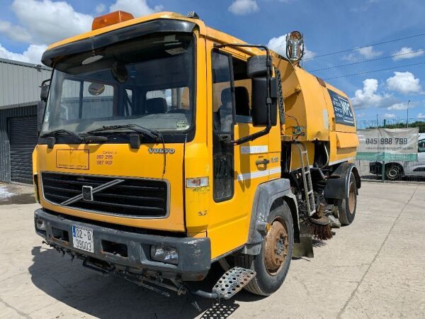 2002 Volvo FL180 Johnston Sweeper