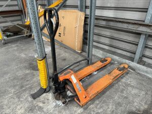 UNRESERVED Toyota Pallet Truck