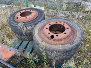 UNRESERVED 4 x Truck Tyres & Rims