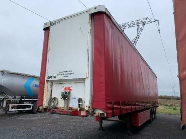 UNRESERVED 2007 SDC Tri Axle 4.5M Curtainside c/w Pallet Racking & Trailer Side Rails