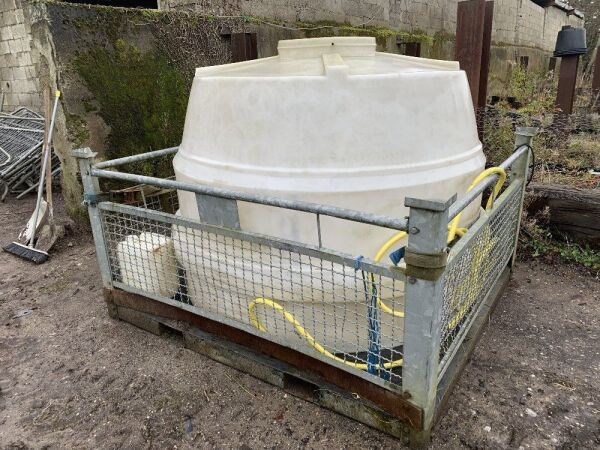 Large 3000L Water Tank In Cage