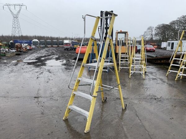 UNRESERVED 3 Rung Yellow Fiberglass 2.61m 150KG Ladder