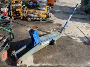 UNRESERVED AC 10T Hydraulic Floor Jack