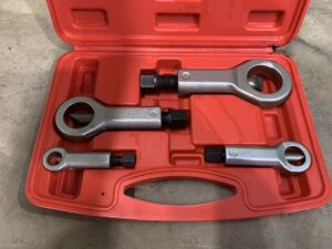 UNRESERVED Neilsen 4 Piece Nut Splitter Set