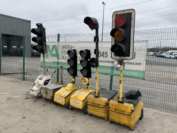 UNRESERVED 5x Traffic Lights & 1x Traffic Light Box