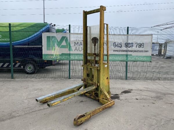 UNRESERVED 750Kg Hoist